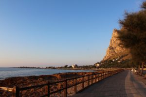 Passeggiata sul lungomare di Sferracavallo